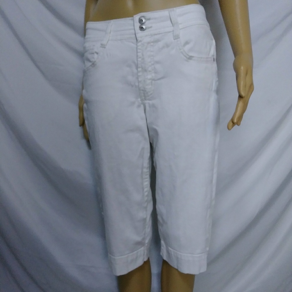 Nine West White Stretch Capri Jean's. Size 6